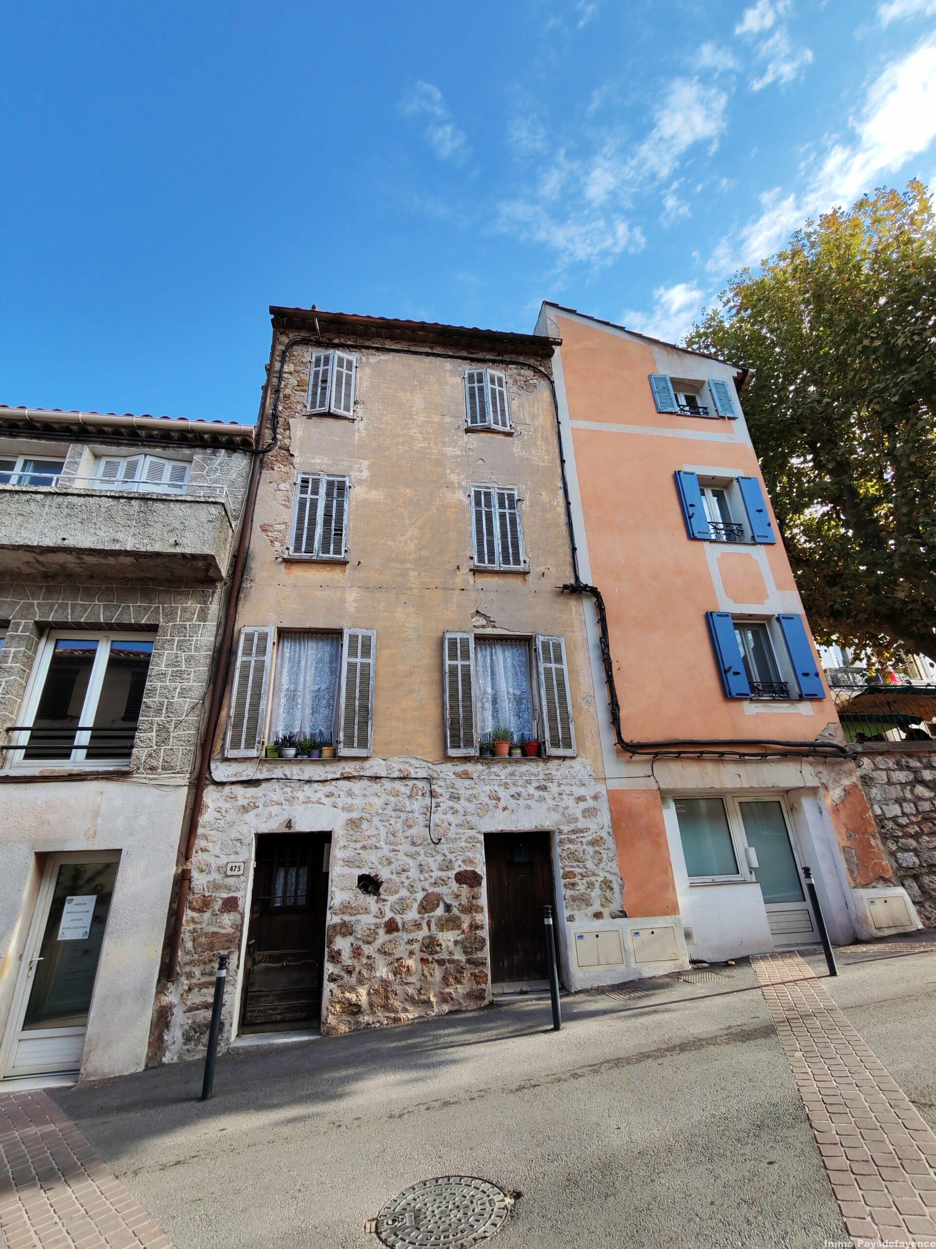 BAGNOLS EN FORET, IMMEUBLE à RENOVER EN CENTRE VILLE AVEC TERRASSE SUR LE TOIT PANORAMIQUE